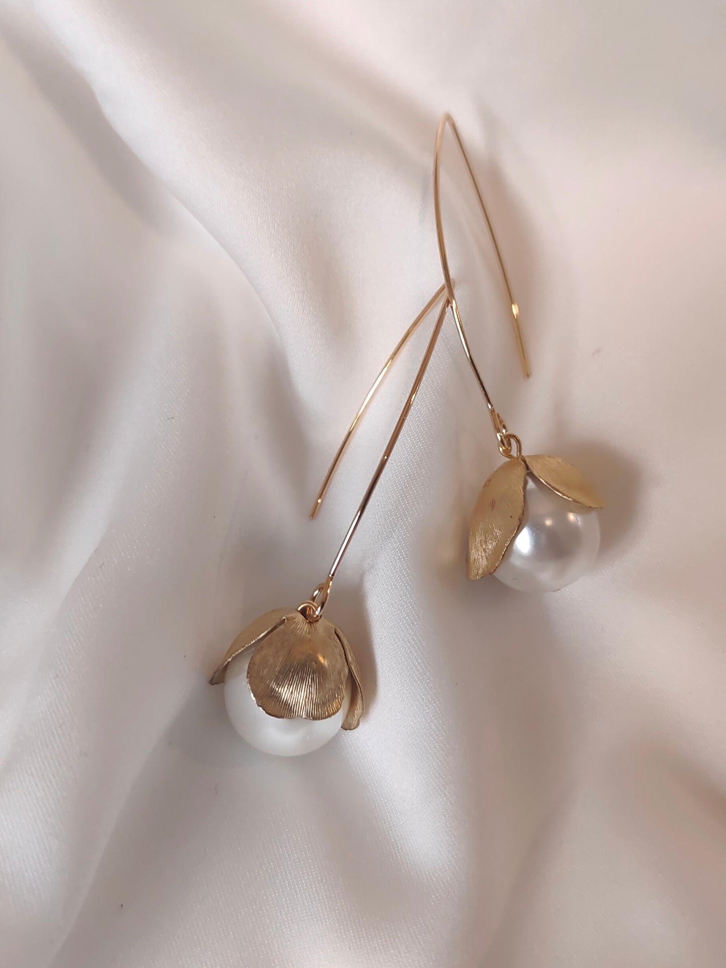 BLÁTH - Neamhlonrach Gold Pearl Drop Earrings