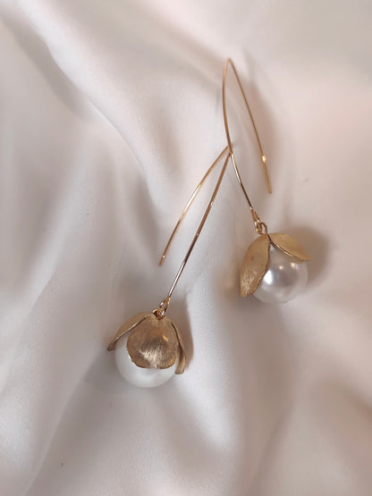 BLÁTH - Neamhlonrach Gold Pearl Drop Earrings