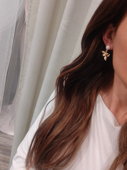 SOFIA - Pearl and gold floral earrings