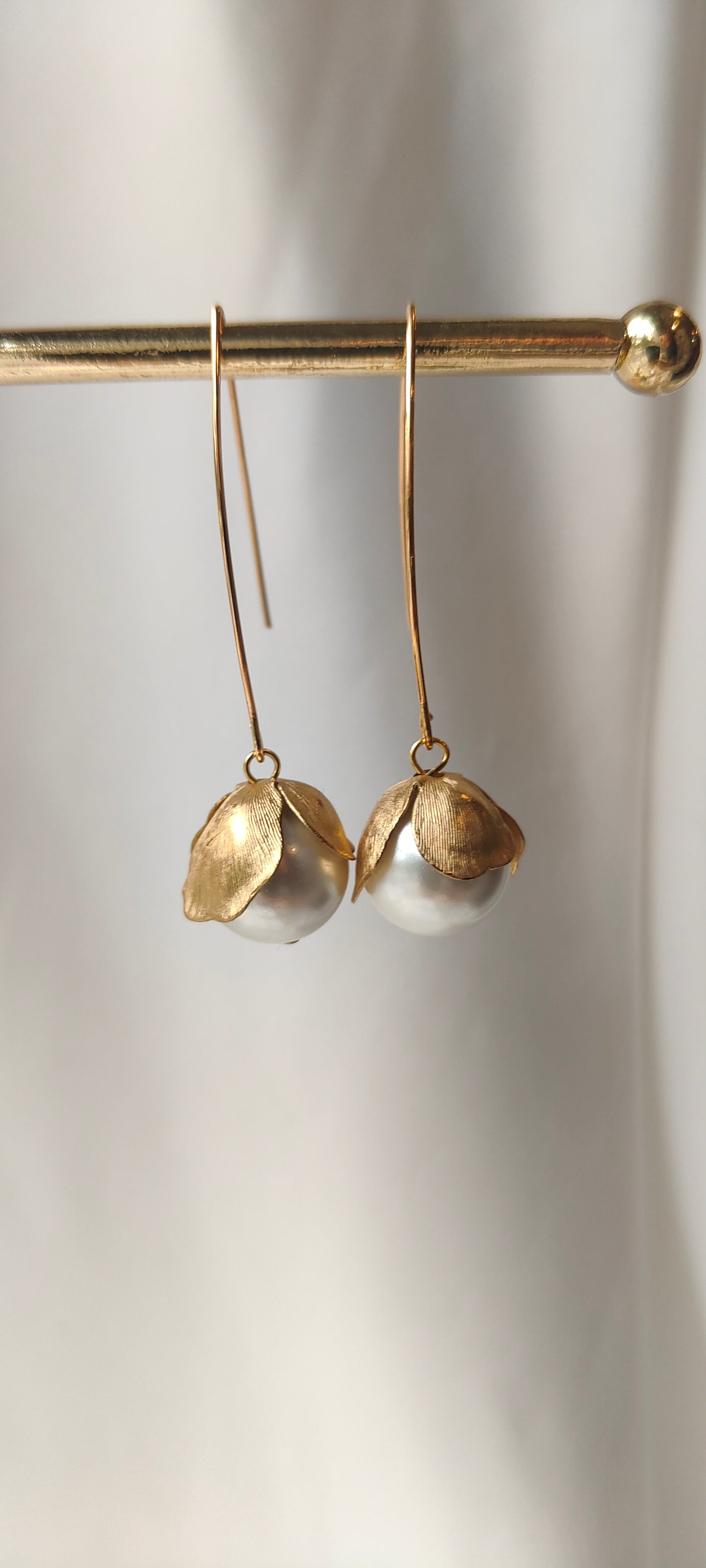 BLÁTH - Neamhlonrach Gold Pearl Drop Earrings